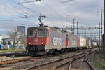 Re 10/10, mit den Loks 420 347-7 und 620 062-0, durchfahren den Bahnhof Pratteln.