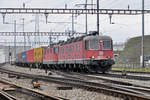 Re 10/10, mit den Loks 620 071-1 und 11335, durchfahren den Bahnhof Pratteln.