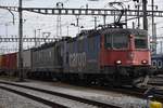 Re 420 344-4 kommt am 09.02.2018 zusammen mit Re 620 063-8 mit ihrem Güterzug im Güterbahnhof Muttenz an.