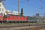 Re 10/10, mit den Loks 11330 und 11676, durchfahren den Bahnhof Pratteln.