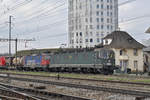 Re 10/10, mit den Loks 620 063-8 und 420 344-4 durchfahren den Bahnhof Pratteln.