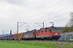 Doppeltraktion, mit den Loks 420 337-8 und 620 062-0, fahren Richtung Bahnhof Sissach.