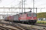 Doppeltraktion, mit den Loks 420 339-4 und 11682, durchfahren den Bahnhof Pratteln. Die Aufnahme stammt vom 14.05.2018.