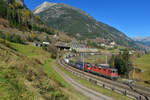 Re 4/4 11331 und eine Re 620 mit einem KLV am 05.11.2015 bei Wassen. 