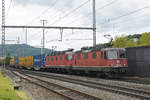 Re 10/10, mit den Loks 420 343-6 und 620 080-2 durchfährt den Bahnhof Gelterkinden.