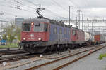 Re 10/10, mit den Loks 620 068-7 und 420 325-3, durchfährt den Bahnhof Pratteln. Die Aufnahme stammt vom 01.11.2019.