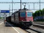 SBB - Re 4/4 11358 und Re 6/6 mit Gterzug bei der durchfahrt im Bahnhof Wohlen am 23.05.2011