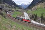 Re 4/4 II 11334 + Re 6/6 11662 mit Gterzug am 25.04.2012 bei Wassen