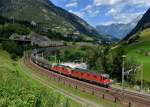 Eine Re 10/10 mit einem Stahlzug am 29.08.2012 bei Wassen.