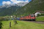 Gleiche Stelle, nur diesmal von der anderen Seite aus fotografiert: Re 6/6 11673 und Re 4/4 II 11328 ziehen am 24.05.2014 einen Containerzug die Gotthard-Nordrampe hinauf. Das Bild wurde in Silenen aufgenommen.