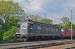 Re 10/10 mit den Loks 11646 und 11239 durchfahren den Bahnhof Kaiseraugst. Die Aufnahme stammt vom 01.05.2016.