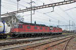 Re 10/10, mit den Loks 11280 und 11676, durchfahren den Bahnhof Pratteln.