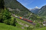 Eine Re 10/10 mit einem Containerzug am 21.05.2016 oberhalb von Wassen. 