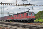 Re 10/10, mit den Loks 11668 und 11321, durchfahren den Bahnhof Pratteln.