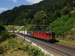 Die Re 6/6 11667 und die Re 420 346 mit einem KLV-Zug am 16.07.2016 unterwegs bei Intschi.