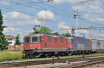 Re 10/10, mit den Loks 11340 und 620 065-3, durchfahren den Bahnhof Pratteln.