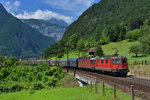 Eine Re 10/10 mit einem Güterzug am 16.07.2016 bei Erstfeld.