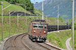 Ein etwas überraschender Gast in der Ostschweiz: Eine Re 425 der BLS fährt mit ihrem leeren Autozug dem Walensee entlang.