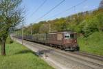 Am Morgen des 20.04.2017 rollt die BLS-Re 4/4 189 mit einem leeren Autozug die Bözberg-Südrampe hinunter.