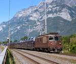 Die BLS Re 4/4 Nr. 189  Niedergesteln  wird im Bild in Kürze den Bahnhof Mols durchfahren. Die BLS Re 425 189  Niedergesteln  fuhr dann am Morgen des 23. September 2017 mit dem Autozug weiter in Richtung Sargans.