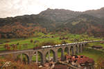 Eine Re 425 der BLS Cargo unterwegs auf dem Kanderviadukt bei Frutigen in Richtung Norden. Foto aufgenommen am 19.10.2017