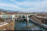 BLS Re 4/4 195 und 176 mit einem Kesselwagenleerzug aus St. Margrethen nach Cornaux am 28. Februar 2018 auf der Brücke beim Kraftwerk Wettingen.