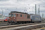 Doppeltraktion, mit den BLS Loks 425 175 und 465 009-9, werden in der Abstellanlage beim Badischen Bahnhof abgestellt. Die Aufnahme stammt vom 13.03.2018.