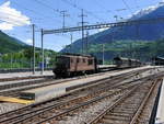 BLS - Re 4/4 181 mit Autozug bei der durchfahrt im Bahnhof Brig am 18.05.2018