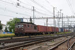 Re 425 174 der BLS durchfährt den Bahnhof Pratteln. Die Aufnahme stammt vom 29.06.2018.