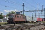 Re 425 174 der BLS durchfährt den Bahnhof Pratteln. Die Aufnahme stammt vom 18.07.2018.