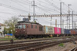 Re 425 107 der BLS durchfährt den Bahnhof Pratteln. Die Aufnahme stammt vom 24.10.2018.