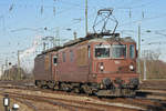 Doppeltraktion, mit den BLS Loks 425 184 und 425 181 werden in der Abstellanlage beim badischen Bahnhof abgestellt. Die Aufnahme stammt vom 12.12.2018.