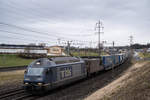 Re 465 002 und Re 425 179 unterwegs mit einem Güterzug in Richtung Süden. Hier kurz nach Zollikofen zu sehen.
Aufgenommen am 13.02.2020