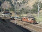 Die Re 4/4 185 fhrt mit einem Autozug im Bahnhof Kandersteg ein.