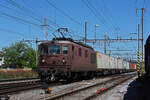 Re 425 184 der BLS durchfährt den Bahnhof Pratteln.