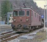 Das Fotografieren der Seite Brig eingereihten BLS Re 4/4 ist immer wieder eine Herausforderung und Standort bei Gleis fünf ergibt danke einem Zaun kaum Gestaltungsmöglichkeiten, sieht mal davon ab, dass ich jeweils meine kleine alte Knipse mitnehme, die ich durch den Zaun stecken kann. Dieses Bild entstand mit meiner  normalen  Kamera, und ist dem Umstand zu verdanken, dass der Zug recht weit vor fuhr und ich ein Lücke im Zaun nutzen konnten.
Die BLS Re 4/4 194 ist mit ihrem AT3 Autotunnelzug in Iselle angekommen.

3. Januar 2024