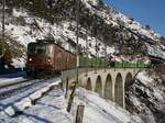 Zwei BLS-Re 4/4 (172 an der Spitze) überqueren am 18. Dezember 2007 mit einem  Hangartner -Containerzug den Luogelkin-Viadukt bei Hohtenn.