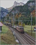 Die BLS Re 4/4 192 erreicht mit einen Autotunnelzug von Goppenstein kommend Kandersteg. 

11. Oktober 2022 