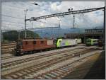 Das BLS-Depot in Spiez, aufgenommen am 27.07.2008. Im Vordergrund sieht man Re 425 177 beim Rangieren mit einer Re 485.