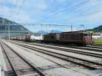 BLS - Gterzug mit den Loks Re 4/4 189 und Re 4/4 190 in Frutigen am warten am 17.09.2012