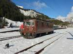 Die BLS Re 4/4 168 geniesst in Kandersteg an der Bergsonne die Sonntagsruhe, 05.01.2014.