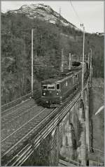 Kurz vor Preglia, auf dem 82 m langen Viadukt von Preglia an der Simplon Südrampe konnte ich diese beiden BLS Re 4/4 mit einem Güterzug Richtung Süden fotografieren.