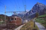 BLS 425 180 mit einem Zug der Rollenden Landstraße kurz vor der Einfahrt in den Lötschberg Tunnel bei Kandersteg, 15.09.2003.