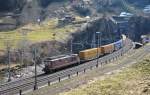 BLS Re 425 185 leistet an einem Containerzug Schiebedienst an der Gotthard-Nordrampe und wird in wenigen Augenblicken im Wattinger-Kehrtunnel verschwinden.