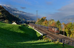 Re 425 173 mit einem leeren Autozug am 22.10.2016 bei Unterterzen. 