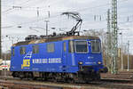 Re 421 373-2 durchfährt den badischen Bahnhof.