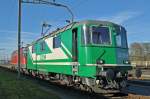 Re 420 506-8 wird beim Güterbahnhof Muttenz aufgerüstet für den nächsten Einsatz. Die Aufnahme stammt vom 07.12.2015.