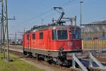 Re 4/4 II 11187 wartet beim Güterbahnhof Muttenz auf den nächsten Einsatz.