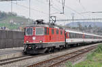 Re 4/4 II 11304 durchfährt den Bahnhof Gelterkinden. Die Aufnahme stammt vom 06.04.2017.