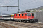 Re 4/4 11304 durchfährt den Bahnhof Gelterkinden. Die Aufnahme stammt vom 06.04.2017.